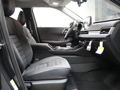 New 2025 Mitsubishi Outlander SE image 18