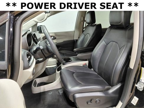 Used 2024 Chrysler Pacifica Touring-L image 18