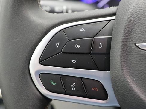 Used 2024 Chrysler Pacifica Touring-L image 17