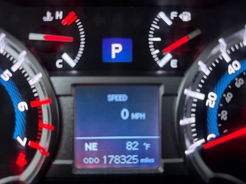 Used 2018 Toyota 4Runner SR5 AWD/4WD image 11