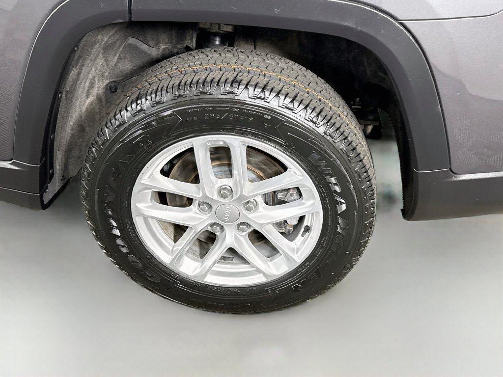 Used 2023 Jeep Grand Cherokee L Laredo AWD/4WD image 34