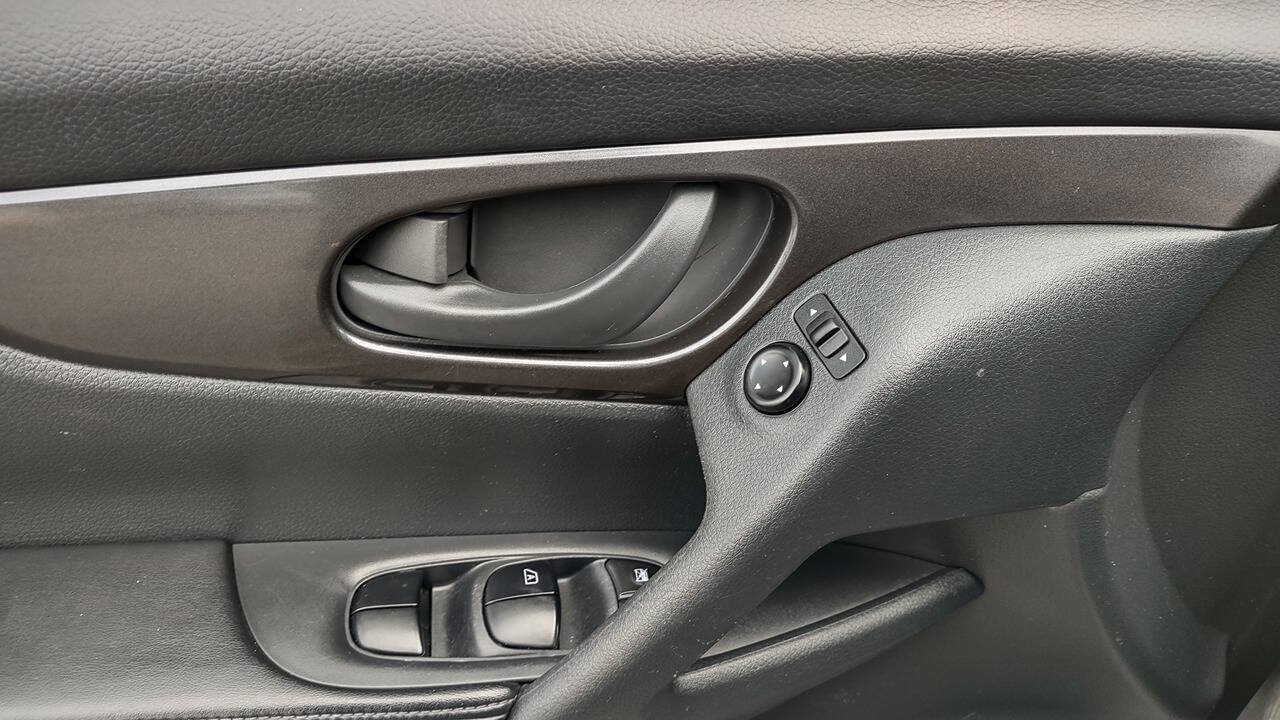 Used 2020 Nissan Rogue S FWD image 11