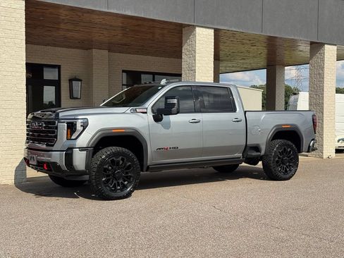 Used 2025 GMC Sierra 2500 AT4 w/ AT4 Premium Plus Package AWD/4WD image 4