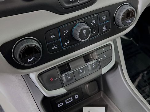 Used 2022 GMC Terrain SLT w/ Infotainment Package II AWD/4WD image 16