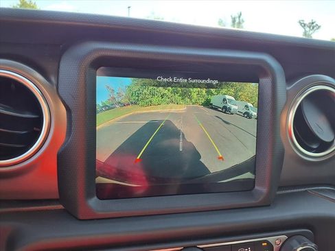 Used 2022 Jeep Wrangler Unlimited Rubicon 4xe w/ Cold Weather Group image 17