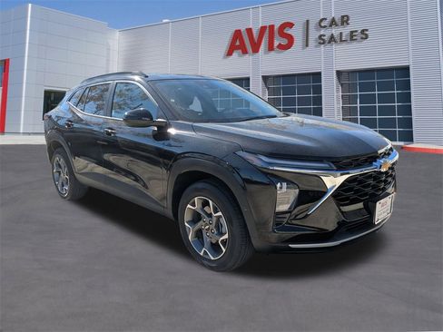 Used 2025 Chevrolet Trax LT w/ LT Convenience Package image 3