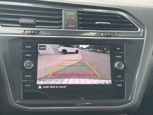 Used 2022 Volkswagen Tiguan SE w/ Panoramic Sunroof Package FWD image 8