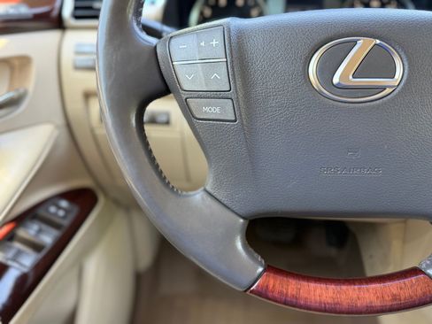 Used 2013 Lexus LX 570 4WD w/ Luxury Pkg image 26