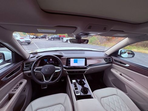 Used 2025 Volkswagen Atlas SEL Premium R-Line image 8