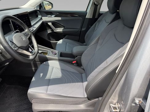 Used 2025 Volkswagen Tiguan SE AWD/4WD image 11