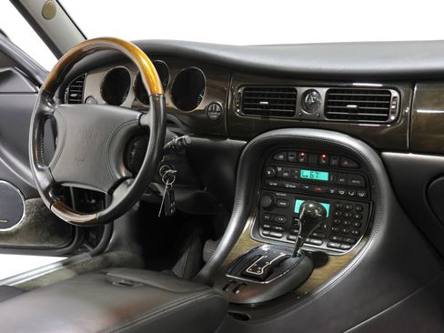 Used 1998 Jaguar XJ8 RWD image 3
