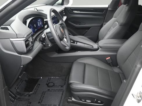 Certified 2025 Porsche Macan 4S Electric AWD/4WD image 6