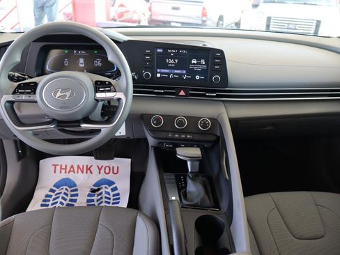 Used 2025 Hyundai Elantra SE image 16