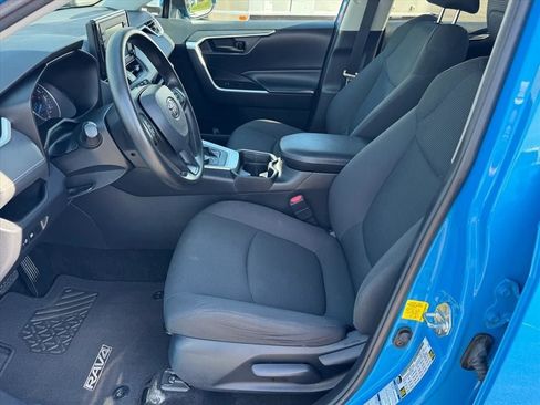 Used 2019 Toyota RAV4 LE w/ Carpet Mat Package AWD/4WD image 13