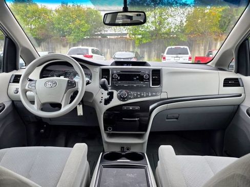 Used 2014 Toyota Sienna LE AWD/4WD image 18