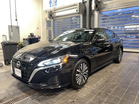 Used 2024 Nissan Altima 2.5 SV AWD/4WD image 3