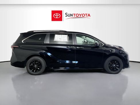 Used 2023 Toyota Sienna XLE FWD image 2