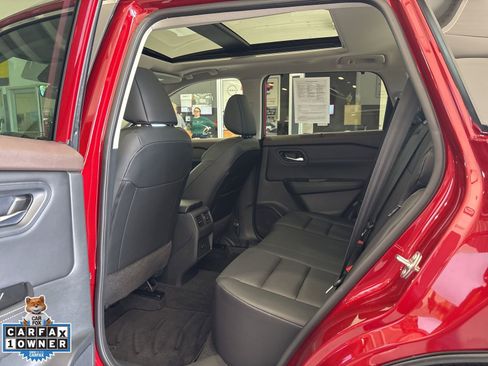 Used 2023 Nissan Rogue SV w/ SV Premium B Package image 3