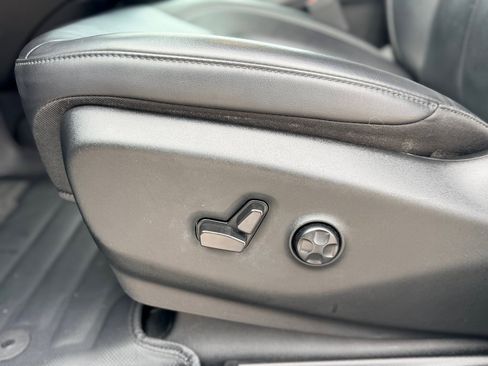 Used 2024 Chrysler Pacifica Touring-L w/ Uconnect Theater Family Group image 9