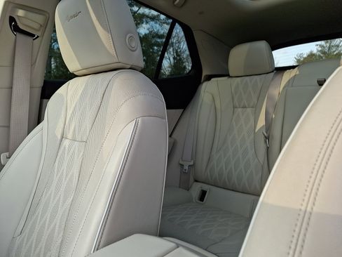 Certified 2022 Buick Envision Avenir w/ Technology Package II image 18