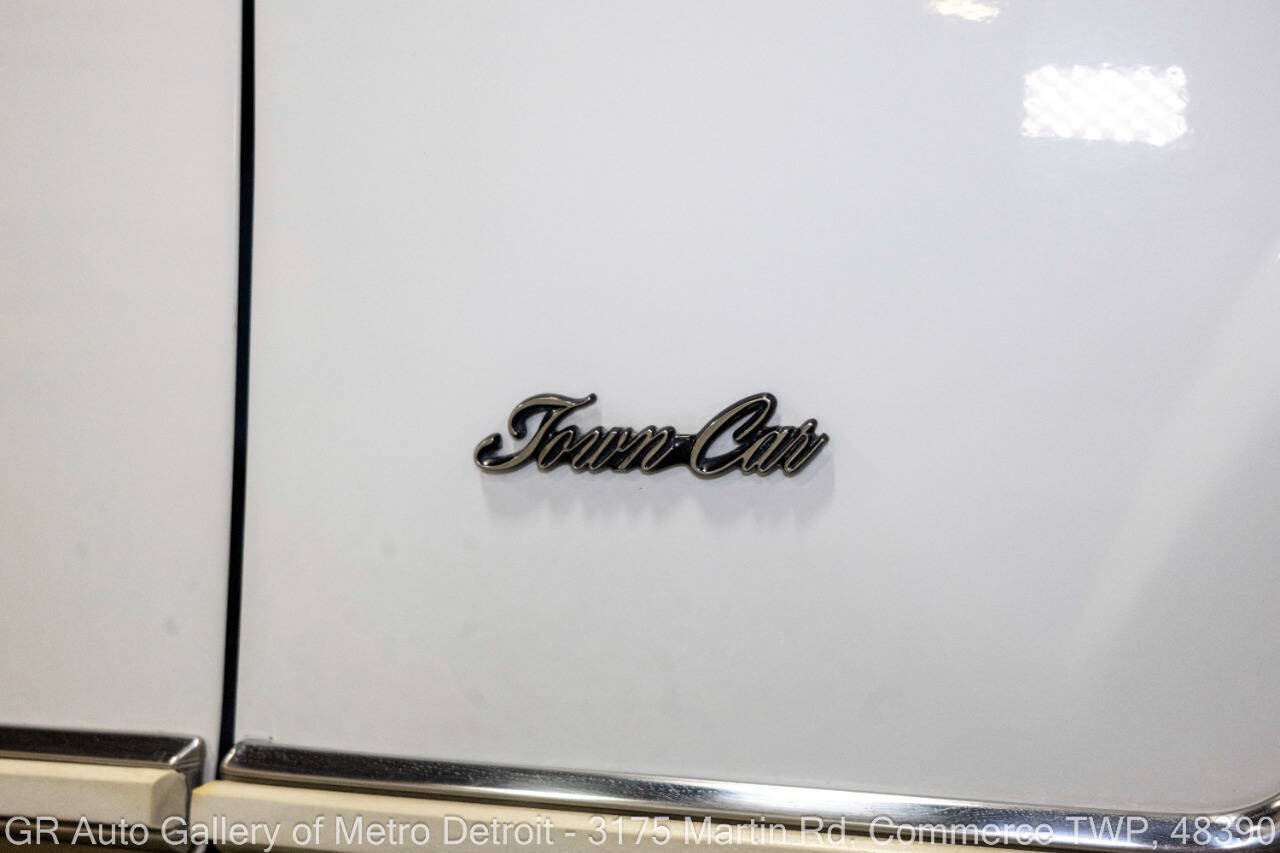 Used 1989 Lincoln Town Car Signature RWD image 36