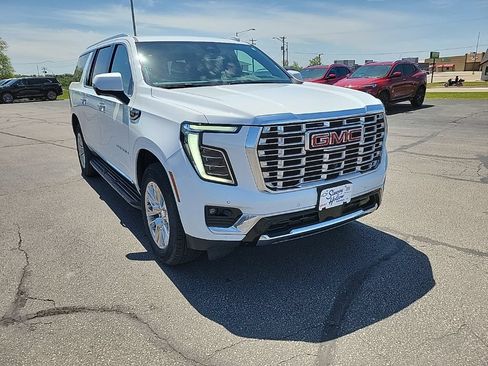 Used 2025 GMC Yukon XL Denali AWD/4WD image 3