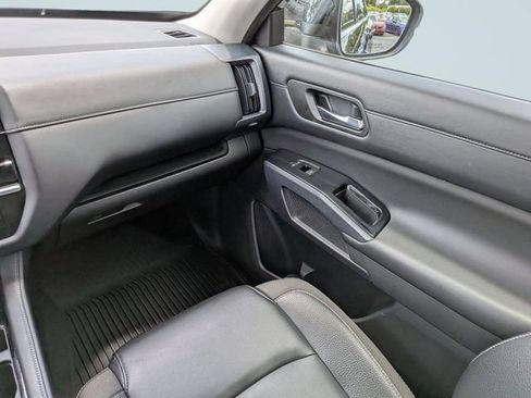 Used 2023 Nissan Pathfinder SL AWD/4WD image 16
