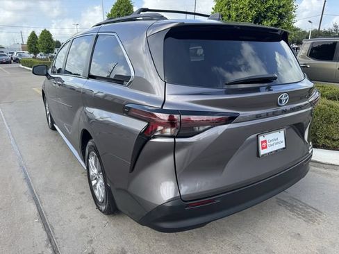 Used 2024 Toyota Sienna LE FWD image 5