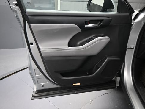 Used 2021 Toyota Highlander XLE image 15