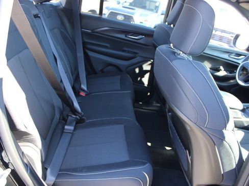 Used 2025 Jeep Grand Cherokee Laredo w/ Luxury Tech Group I image 28