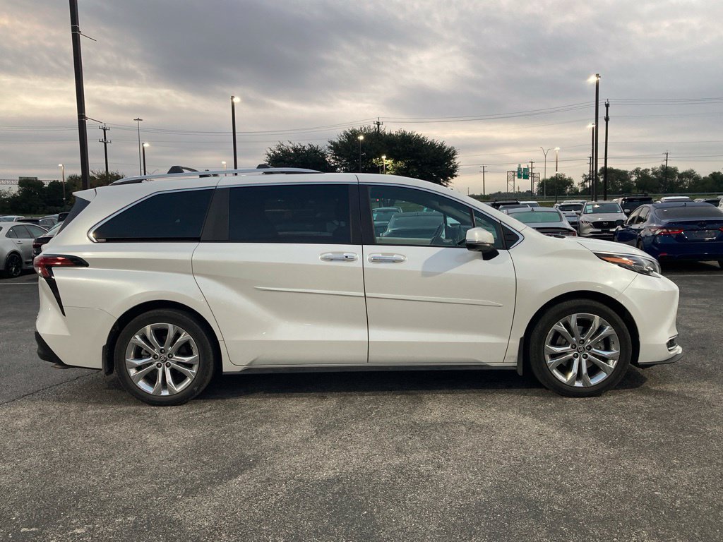 Certified 2024 Toyota Sienna Platinum FWD image 4