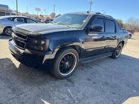 Used 2011 Chevrolet Avalanche LT image 2