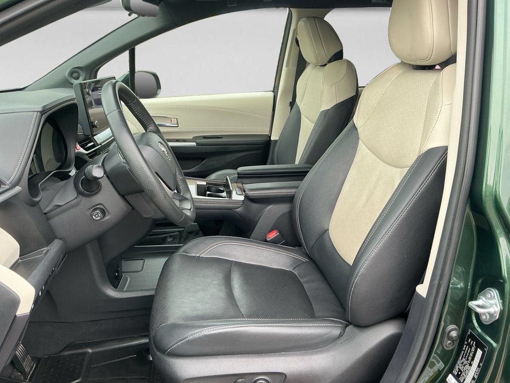 Used 2025 Toyota Sienna Platinum AWD/4WD image 10