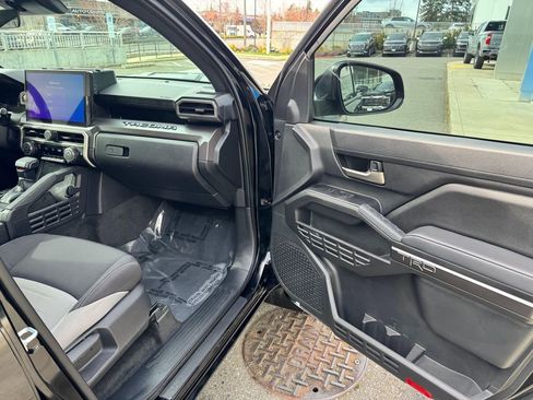 Used 2025 Toyota Tacoma TRD Sport image 10