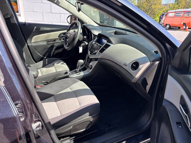 Used 2014 Chevrolet Cruze LS FWD image 8