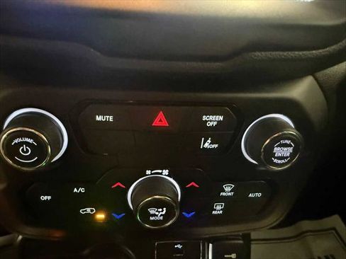 Certified 2022 Jeep Renegade Latitude w/ Convenience Group AWD/4WD image 34