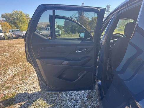 Used 2023 Chevrolet Traverse LT w/ Midnight/Sport Edition image 28