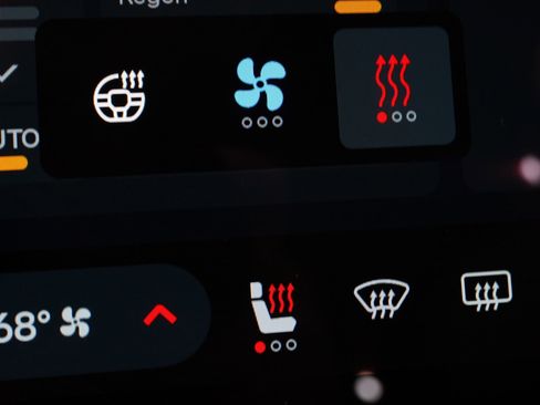 Used 2023 Rivian R1S Adventure image 25