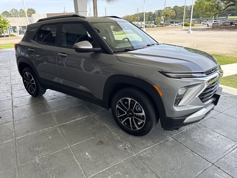 Used 2025 Chevrolet TrailBlazer LT image 2