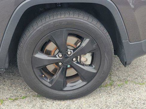 Used 2018 Jeep Cherokee Latitude w/ Altitude Package image 5