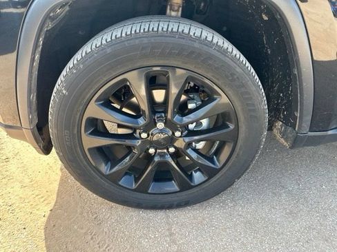 Used 2020 Jeep Grand Cherokee Limited RWD image 2