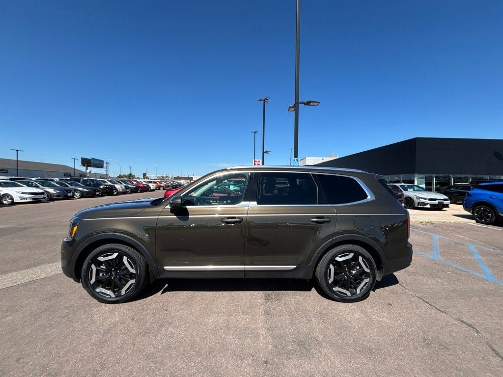 Used 2024 Kia Telluride EX w/ EX Captain's Chair Package AWD/4WD image 8