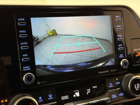 Used 2022 Toyota Highlander XLE AWD/4WD image 20