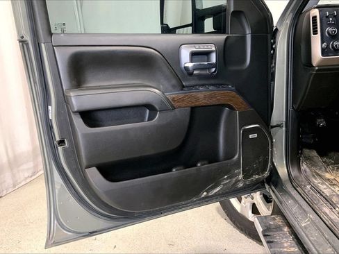 Used 2017 GMC Sierra 2500 Denali w/ Duramax Plus Package AWD/4WD image 21