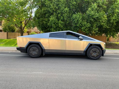Used 2025 Tesla Cybertruck AWD Crew Cab image 4