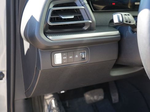 Used 2025 Chevrolet Traverse LT image 17