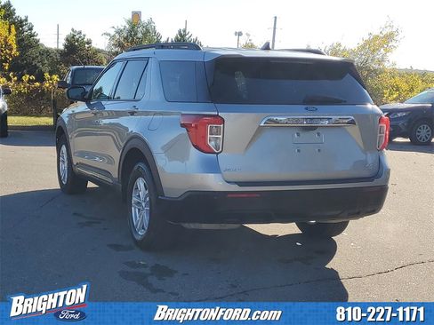 Used 2023 Ford Explorer XLT image 3