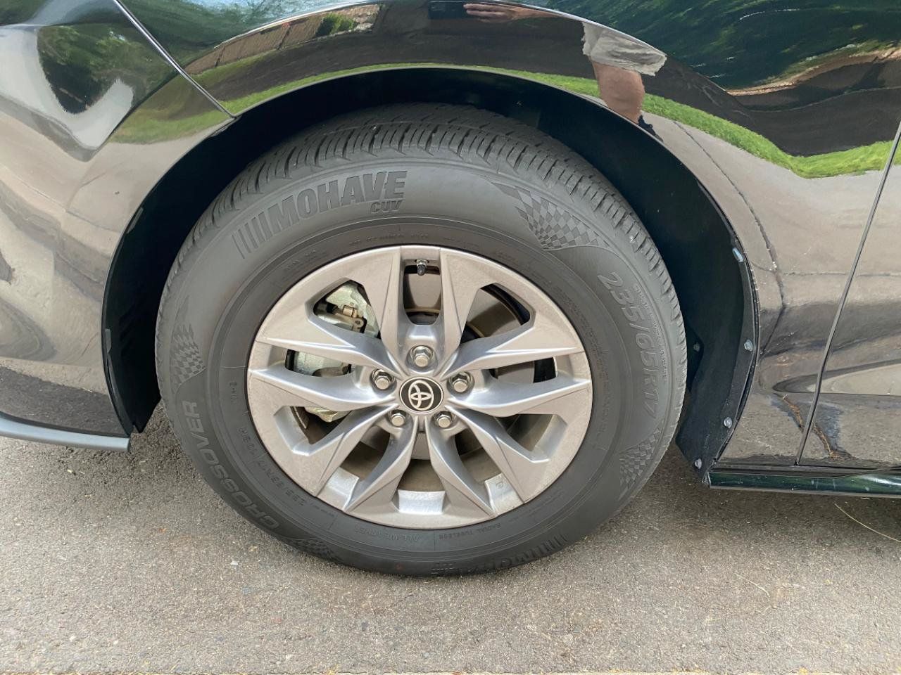Used 2024 Toyota Sienna XLE FWD image 21