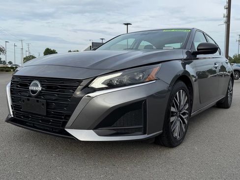 Used 2024 Nissan Altima 2.5 SV FWD image 3