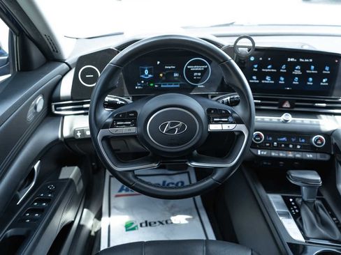 Used 2022 Hyundai Elantra Limited w/ Preferred Accessory Package FWD image 17